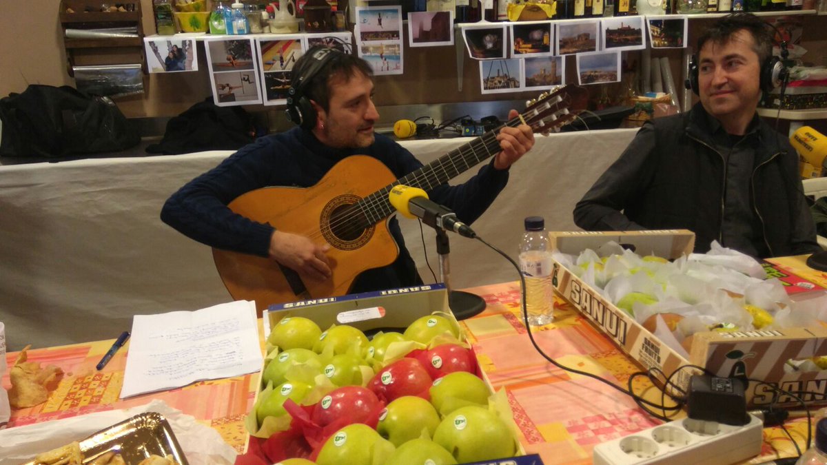 🔊 També present a la tertúlia, <a href="/CarlitosMinarro/">Carlitos Miñarro</a> s'avança per la dreta i es marca uns garrotins!

#CatRàdioAmbTu

▶️ ccma.cat/catradio/alaca…