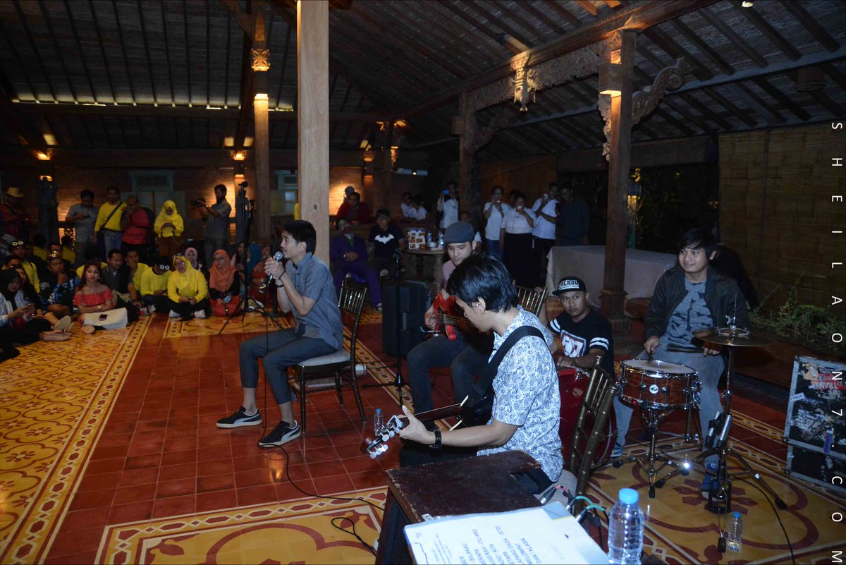 sheilaon7's tweet photo. Show must go on...
https://t.co/phxlYSJwHI
#latepost #gigsreport #privateshow #ArtajasaMagnificent17 #So7Day #So7Bali #So72017 #Sheilagank https://t.co/7gxPAPuwO6