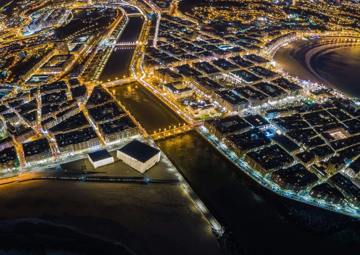 RT: <a href="/BDonostiarra/">Bodega Donostiarra</a> Pasada de foto de #Donostia de noche!! 😮💫💫💫

📸 de: <a href="/Easoflyers/">EASOFLYERS vuelos</a>