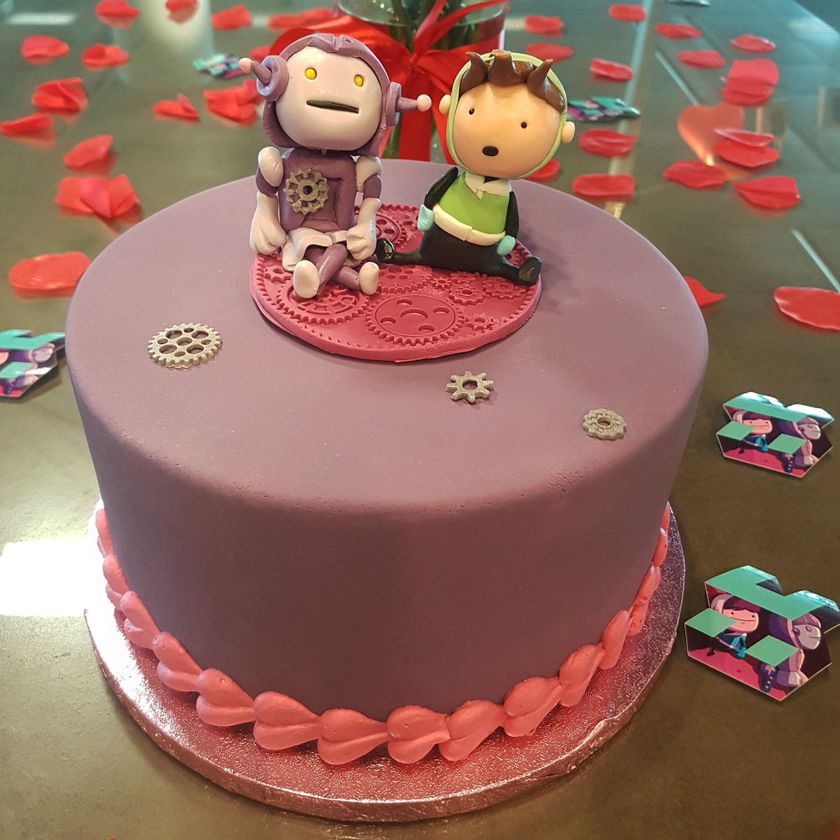 Hello @LoveU2BitsGame cake - It's time to cut you to bits 😍🎂 #happyvalentinesday