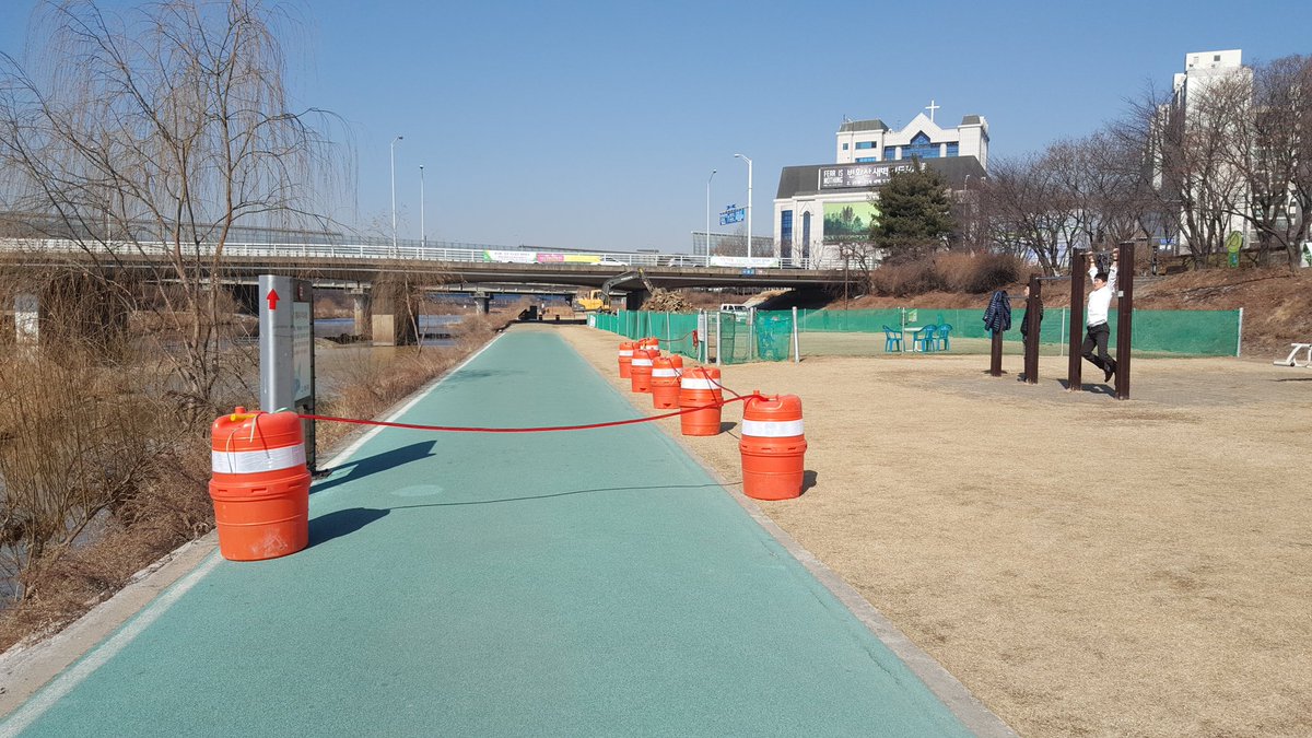 #성남시 탄천 저수호안 정비공사 시행
노후된 호안블럭을 식생 자연석으로 교체
○ 위치 :사송교 반려견앞(우안), 태평동 독정천 합류부
○ 사업량 :자연석 쌓기 L=370m
  - 사송교 반려견놀이장, 독정천합류부
○ 총공사비 : 239,968천원