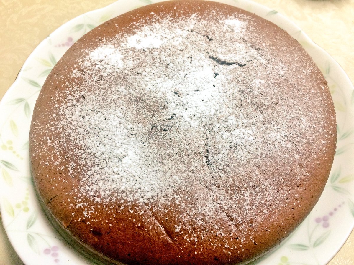 sweetlover225's tweet photo. 今日バレンタインだなあ😗…💭
てことでガトーショコラ作りました😙💕お父さん用に
お父さん帰ってくるの待ってるなう😃笑

#バレンタイン 
#お菓子作り好きな人とつながりたい 
#お菓子作り https://t.co/SwMTZ37BaT