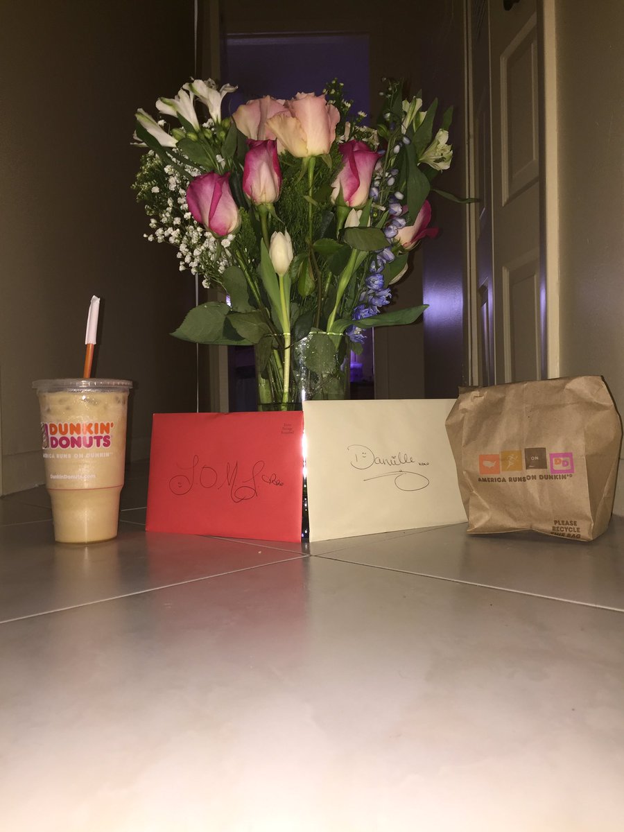 ROMEin561's tweet photo. Happy Valentines Day to my Boo @dee_0h I love you with all my heart #vday #lovinz #flowers #cards #DD #ROME https://t.co/50ObBnTnHA