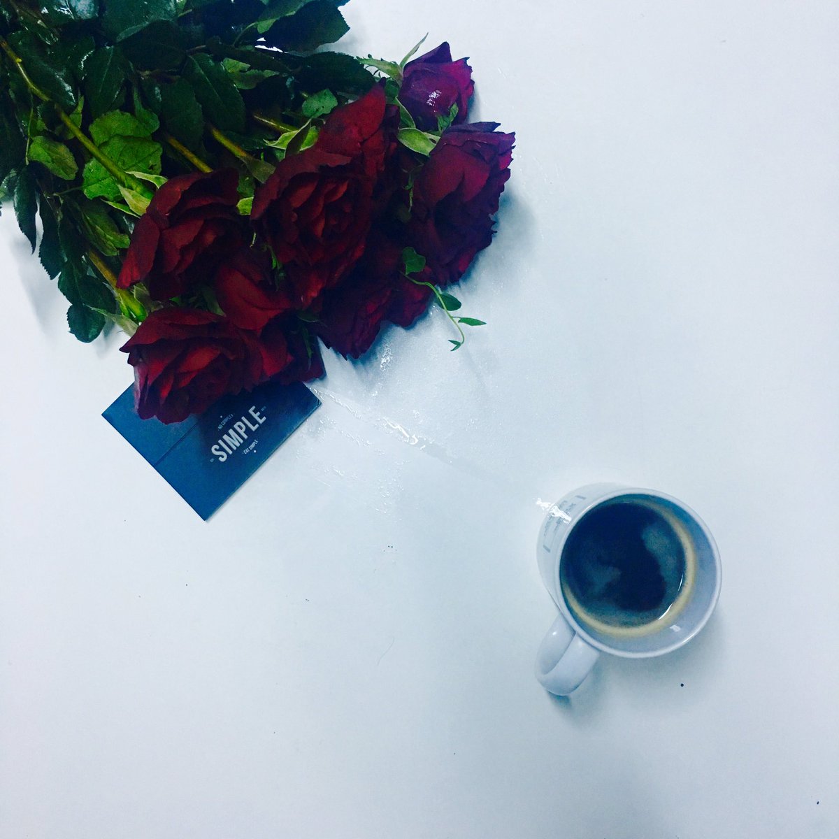 simplesousse's tweet photo. Happy Valentine's Day 🌹 
#morning #love #flowers #valentineday #dayoflove #CoffeeShop #HappyValentinesDay2017 https://t.co/8NbpcsH59P