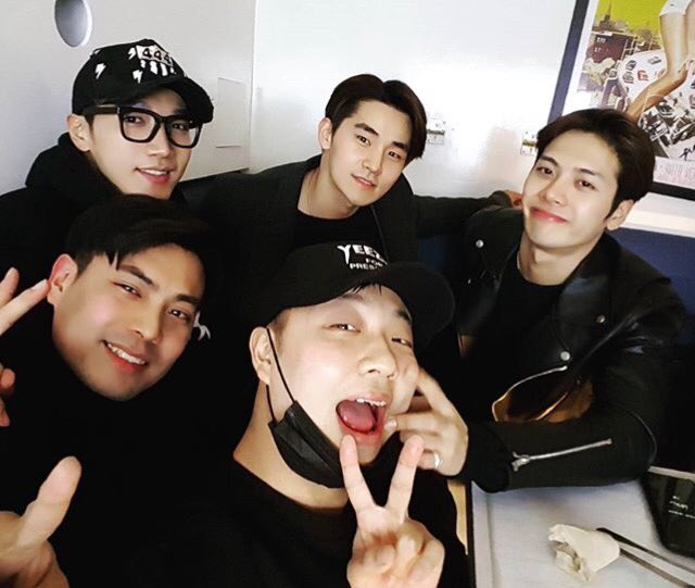 DEFTINY__'s tweet photo. แจ๊คสันนี่มาเป็นสมาชิกในแก๊งค์พี่คิมแบบจริงจังแล้วใช่มะ นี่จะได้เปิดเรือใหม่ #JackMin #JackKim ดี๊ดี 555555 😍 https://t.co/C4RSIKEn2C