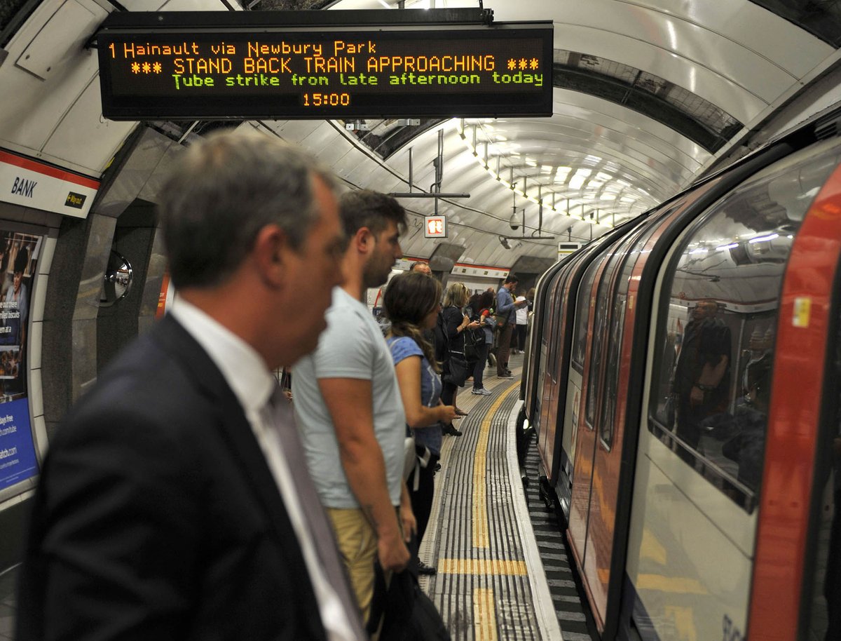 tpultarova's tweet photo. London Underground commuters breathe eight times more toxic air than car drivers: https://t.co/hnbw1kCotj #airpollution #London https://t.co/tQDiJEDA8N