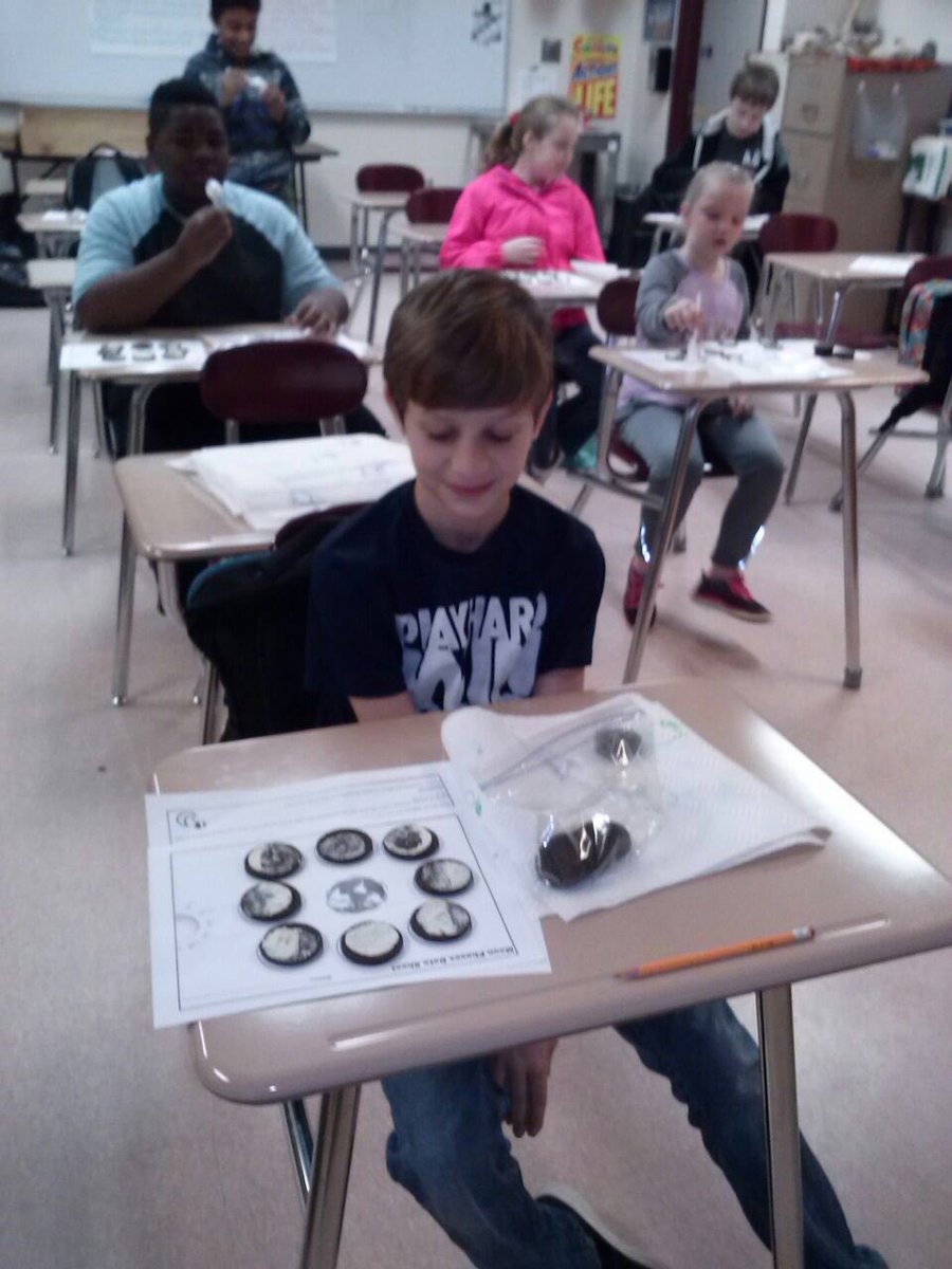 10ahaTigers's tweet photo. Finishing up our unit on the moon by making the phases using oreo cookies. #sweetproject  #Williams'classrocks https://t.co/9HFDGqnHys