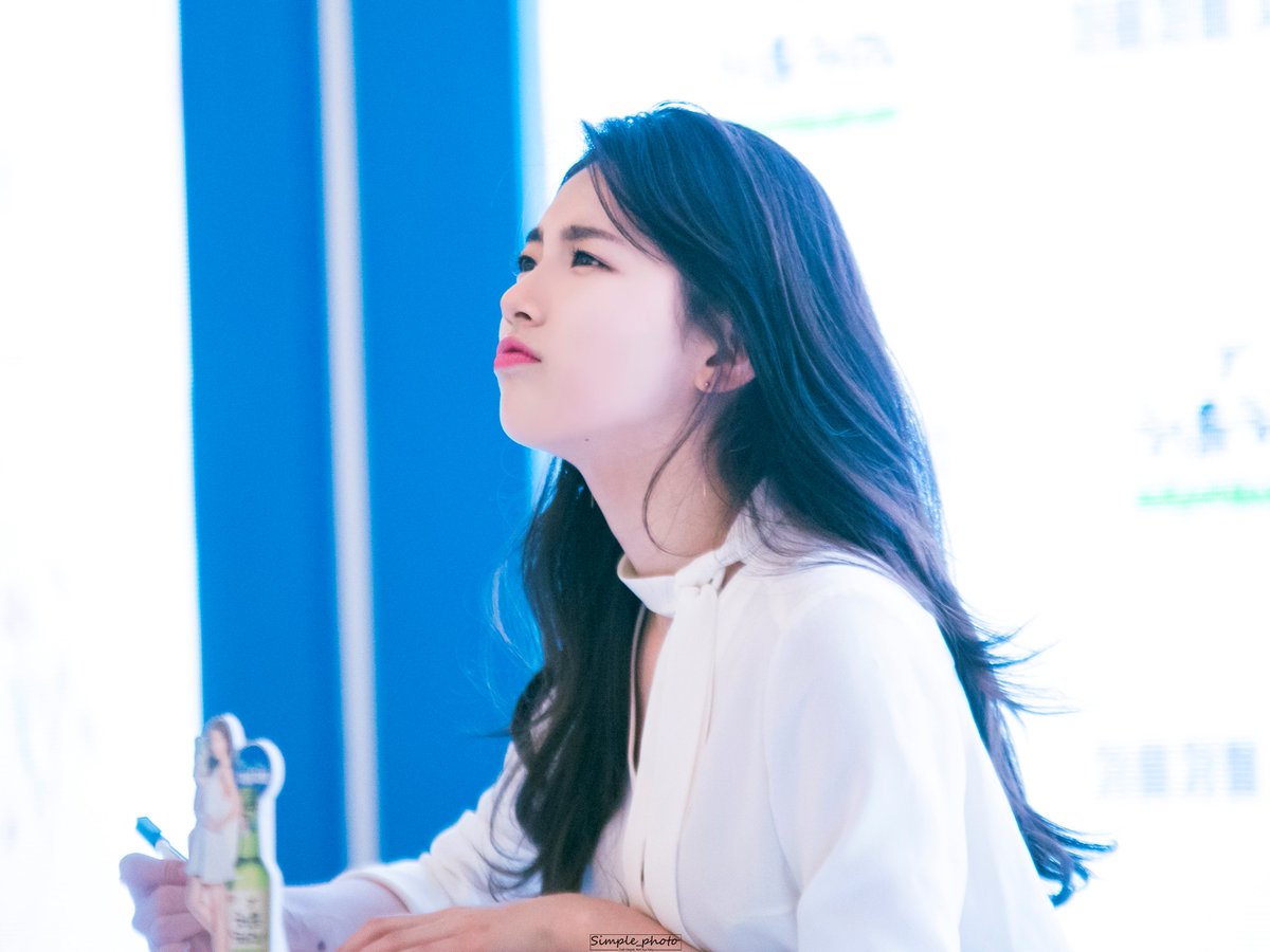 Simplephoto_'s tweet photo. 170214 처음처럼 11주년 기념 팬싸인회 수지 4pics
#수지 #Suzy #배수지 https://t.co/Y0tcRPJVZb