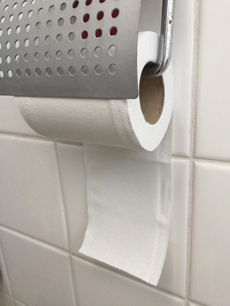 Retweet als je de wc-rol ook altijd andersom wilt hangen als je dit ziet....