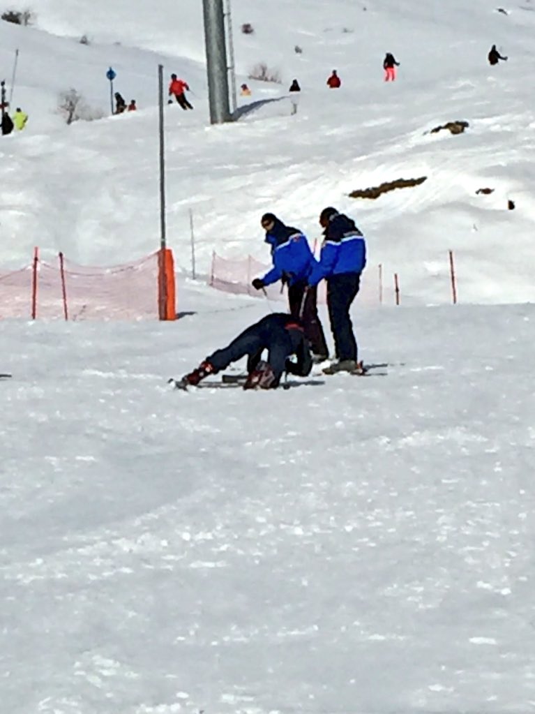 ana765456's tweet photo. Pierre qui se fait arrêter par les flic parceque il etait trop dangereux sur les pistes😂😂 https://t.co/EVHXgyubhM