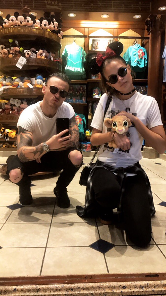 bohnes's tweet photo. my girl had a hard week so i kidnapped her and flew her to disney world. https://t.co/NOYq5rvtCO