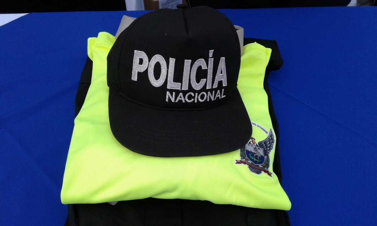 MinGobiernoEc's tweet photo. .@DiegoFuentesEC: Estos uniformes representan la valentía y coraje y sobre todo el servicio a la ciudadanía #DotaciónPolicialEc https://t.co/ss369gFf9g