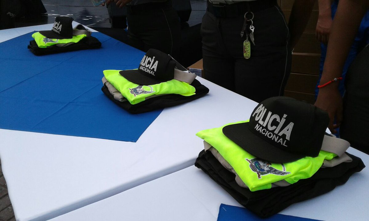 MinGobiernoEc's tweet photo. .@DiegoFuentesEC: Estos uniformes representan la valentía y coraje y sobre todo el servicio a la ciudadanía #DotaciónPolicialEc https://t.co/ss369gFf9g