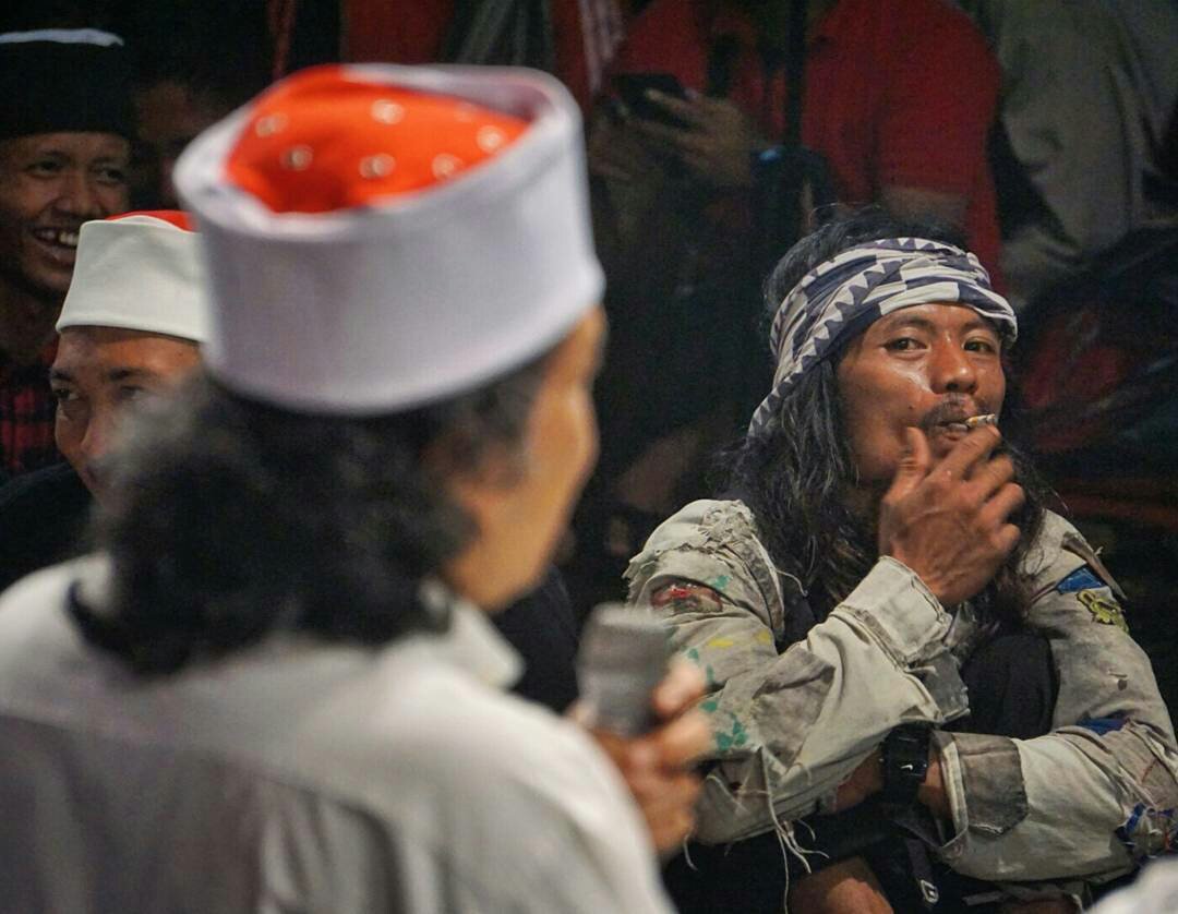 Ismaeelhasan's tweet photo. Hakikat hidup adalah apa yg kita kerjakan dan paling mengakar di dalam jiwa #CakNun #OrangMaiyah https://t.co/0I8qvtBZxX
