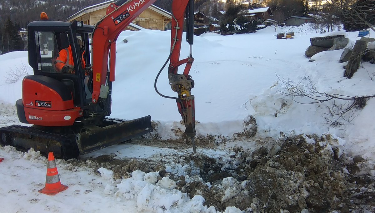 JeromeCapron's tweet photo. #Vallorcine hameau du Buet réparation provisoire. Bravo aux équipes #orange travail au brise roche ! @DidierChaminade @LeDLHauteSavoie https://t.co/1Q2SMLYJKh