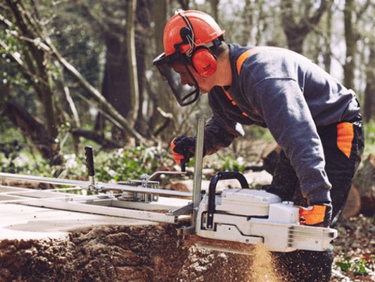 By using small mobile mills we’re able to access trees in even the most inaccessible locations. #ChainsawMill #London