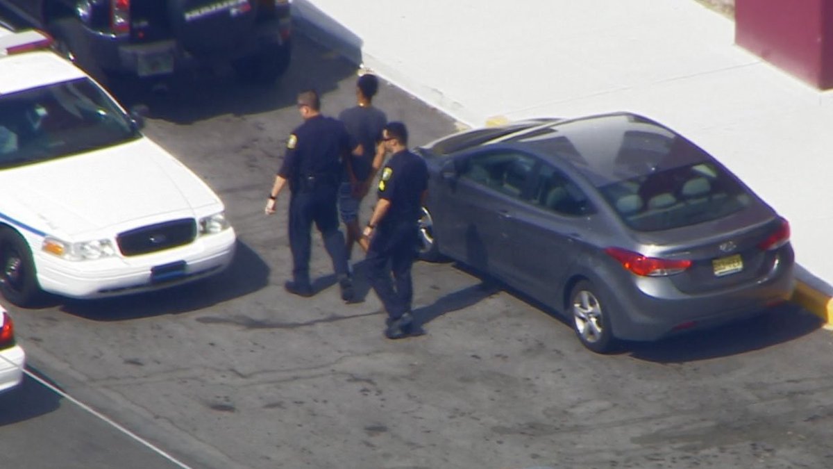 #UPDATE Lockdown lifted at Miami Norland Senior high School bit.ly/2lM4871 https://t.co/OqLCStCrbr