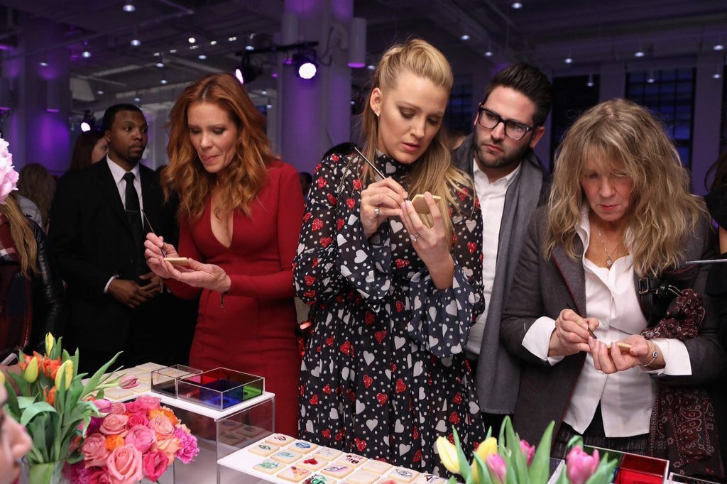 PortalGGBrasil's tweet photo. Mais fotos do lacre da Blake Lively! 💗 #LorealLoves #GalentinesDay #BeMine (1) https://t.co/fFnDgsFBtg