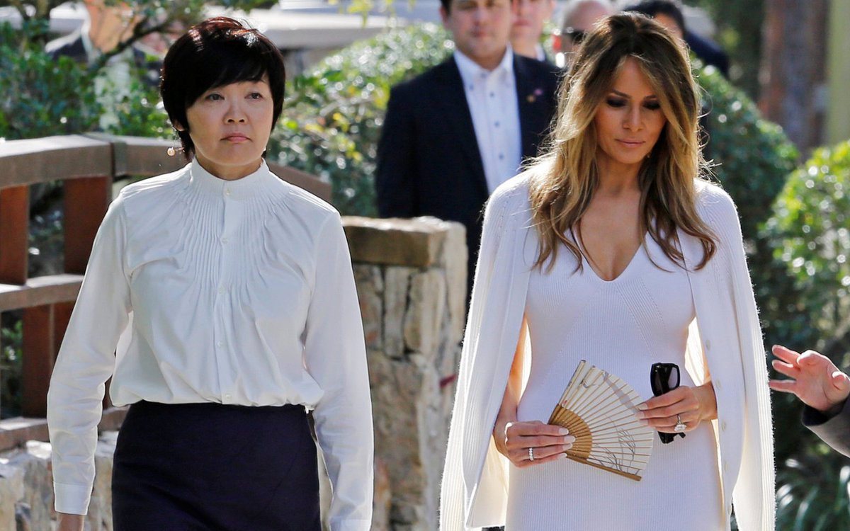 ファーストレディー メラニア トランプ大統領夫人の初外交ファッションをリサーチ ゴルフ会談中 約44万円のワンピースを着用して日本庭園へ Ellegirl エル ガール Scoopnest ファーストレディー メラニア トランプ大統領夫人の初外交ファッションをリサーチ ゴルフ会談中 約44万円のワンピースを着用して日本庭園へ Ellegirl エル ガール Scoopnest