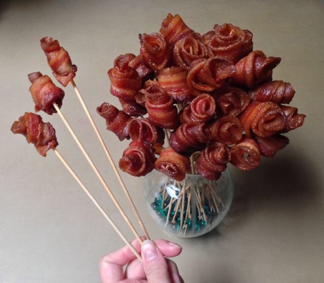 FriendsofBacon's tweet photo. The gift of love this #ValentinesDay. A #bacon bouquet. 🌹 https://t.co/AkxLzExeE0