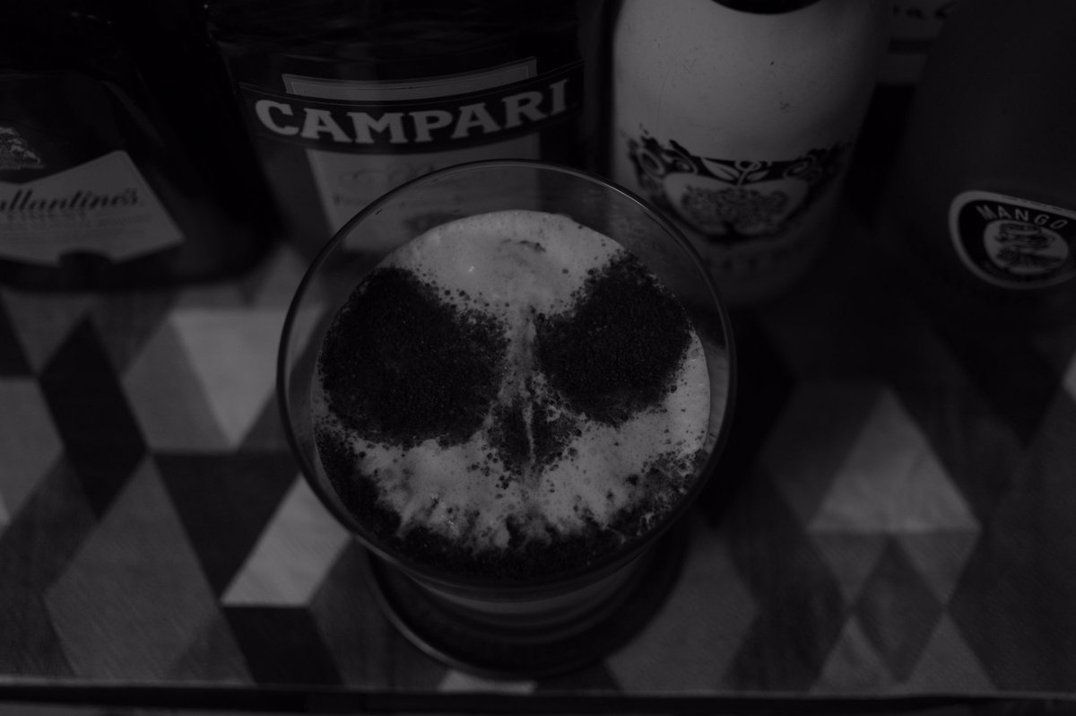 Kimi バレンタインなので チョコっぽさほぼないけど Nbcのジャックをイメージ というかそのまま したカクテル作りました これはちょっと反則な気がするけど ウオッカにシロップ混ぜて シェイクした生クリームを乗せてココアパウダー 甘すぎず強い