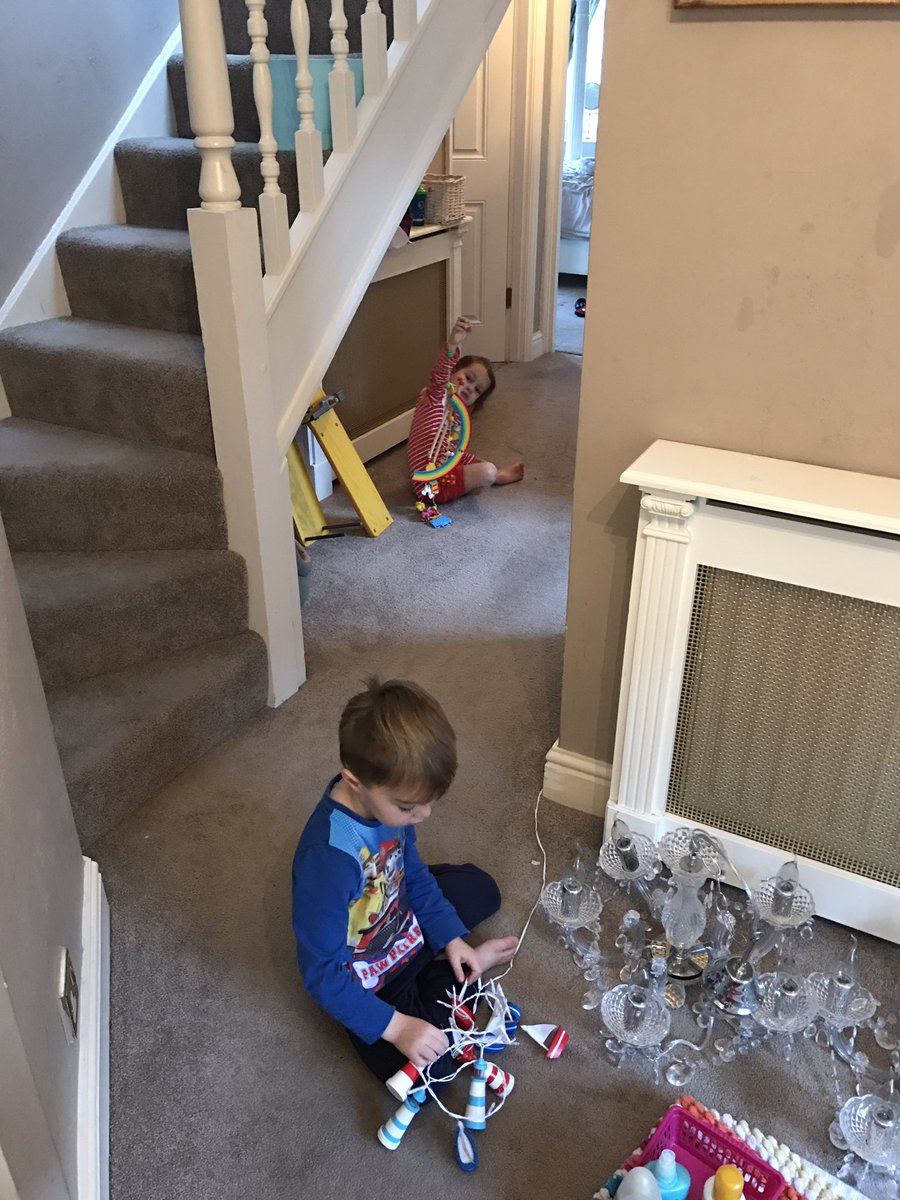 vic_loves_'s tweet photo. @betterremovals #cowboyremovals avoid! See fb pg for full review. WORST EXPERIENCE!This is how my kids things were packed! #betterremovals https://t.co/AfGjt9b1q3