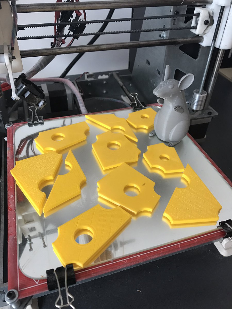 Preparando ya unas cuantas sorpresas para el encuentro que organiza <a href="/tierradequesos/">Tierra de Quesos</a> el 18/02 en el castillo de Fuensaldaña! #3Dprinting 🧀🧀🧀