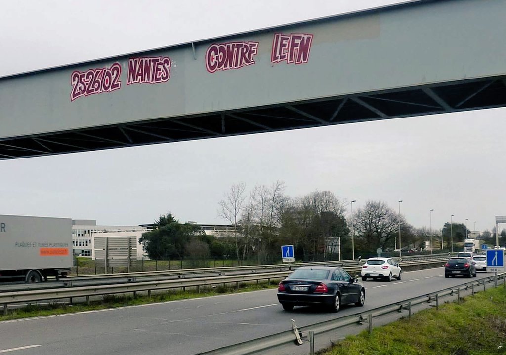 ContreAttaque_'s tweet photo. A quelques pas du Zénith, où doit se tenir le Meeting du FN 2602, message à caractère informatif d'un territoire ingouvernable. #ContreFN https://t.co/xsxGk6BMQk