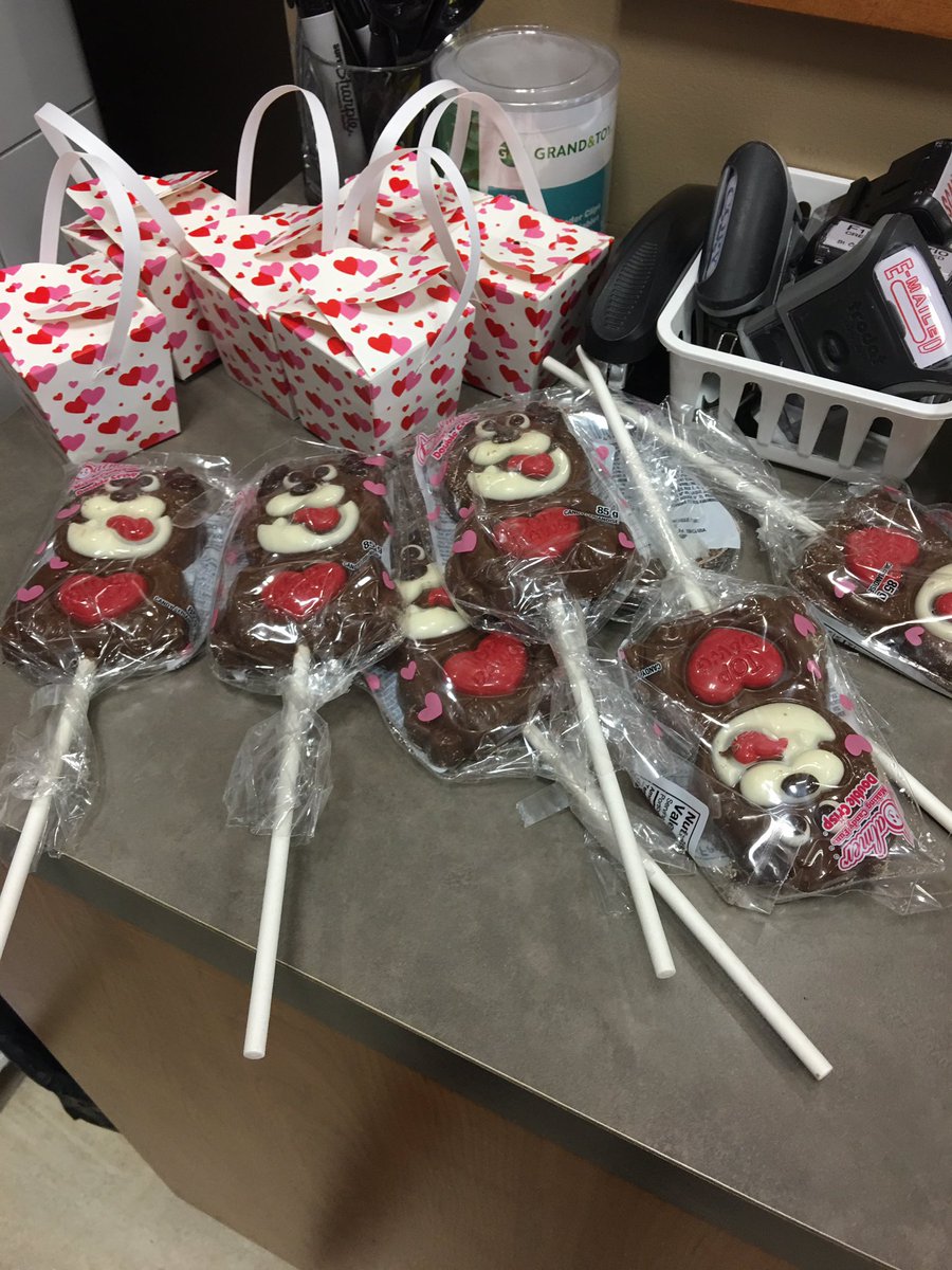 jplenzick's tweet photo. #ValentinesGoodies for my #topdawgs here at #ScottSt @Firstontariocu https://t.co/SIOmjCRcN0