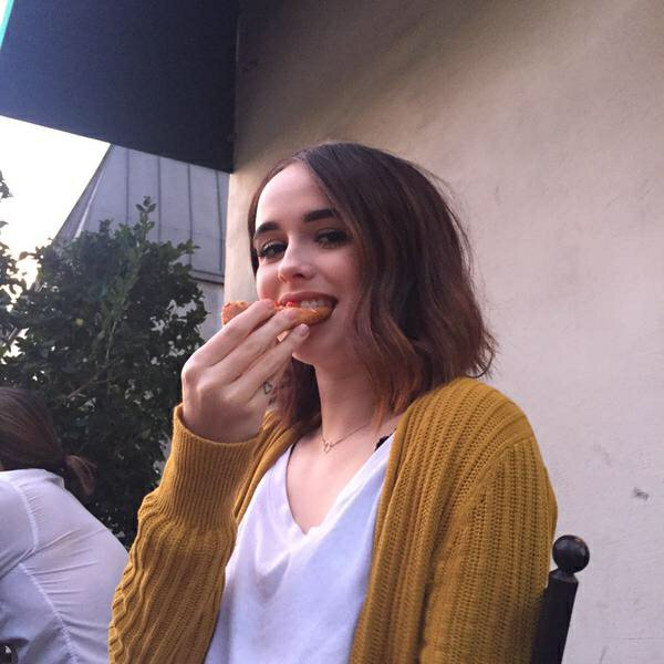 cassandragdrx's tweet photo. il mio mood di oggi mentre osservo tutte le coppiette https://t.co/1czAc3KXtm
