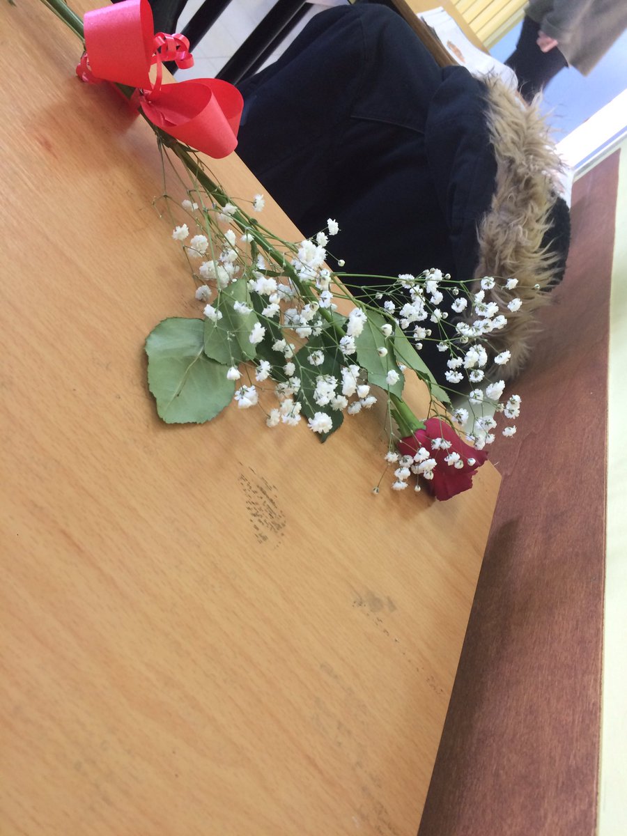Flowevr's tweet image. I miei compagni hanno regalato a ogni ragazza una rosa per San Valentino, scusatemi ma ho la classe migliore del mondo