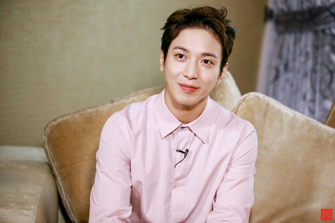 hellokpop's tweet photo. CNBLUE's Yong Hwa Shares Thoughts On Debut Film 'Cook Up A Storm' - https://t.co/dFK2npOcCp https://t.co/q8FRxjd5SM