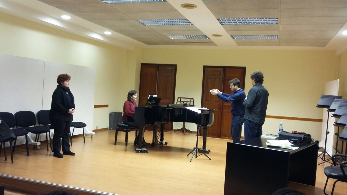 Ensayo con piano con el maestro Oliver Díaz con alumnos de canto y dirección de orquesta, en la Sala de Cámara del Conservatorio.