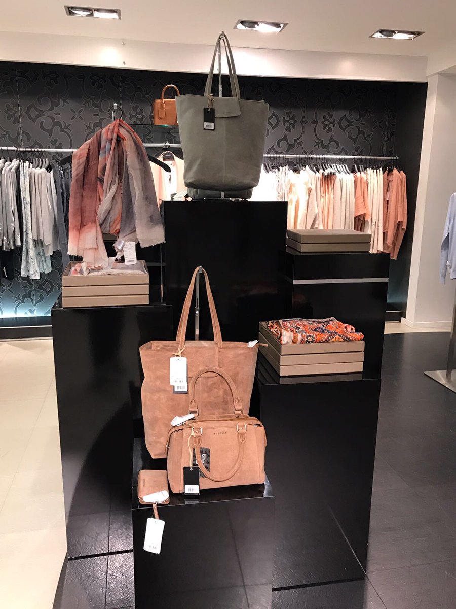 PietZoomers's tweet photo. Heren, het is nog niet te laat voor een Valentijnskado.😉 We zijn tot 21:00 uur open! #newarrivals #tassen #modemall #wilp #valentine❤️ https://t.co/WUWOSIt4KM