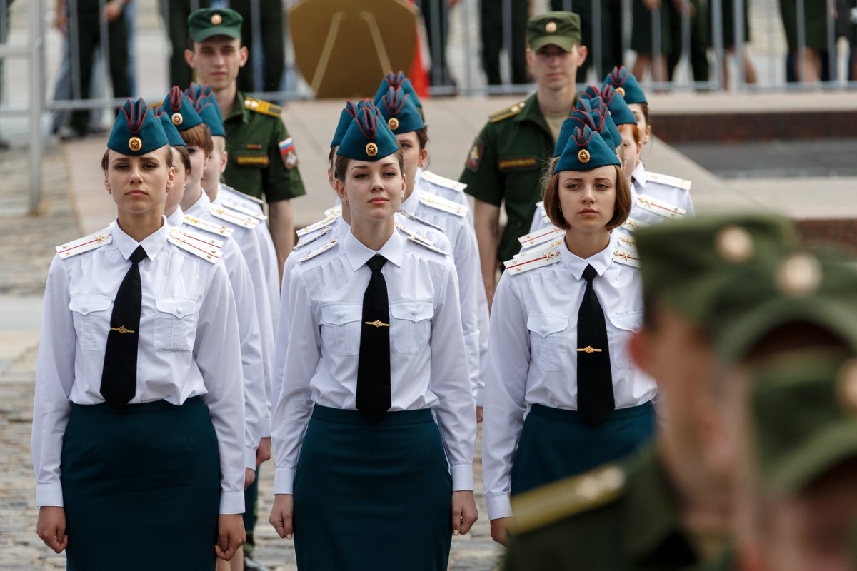 Люди в форме. ВУМО форма курсантов парадная. Парадная форма женщин военнослужащих Министерства обороны РФ. Курсанты ВУМО выпуск. Курсанты военного университета.