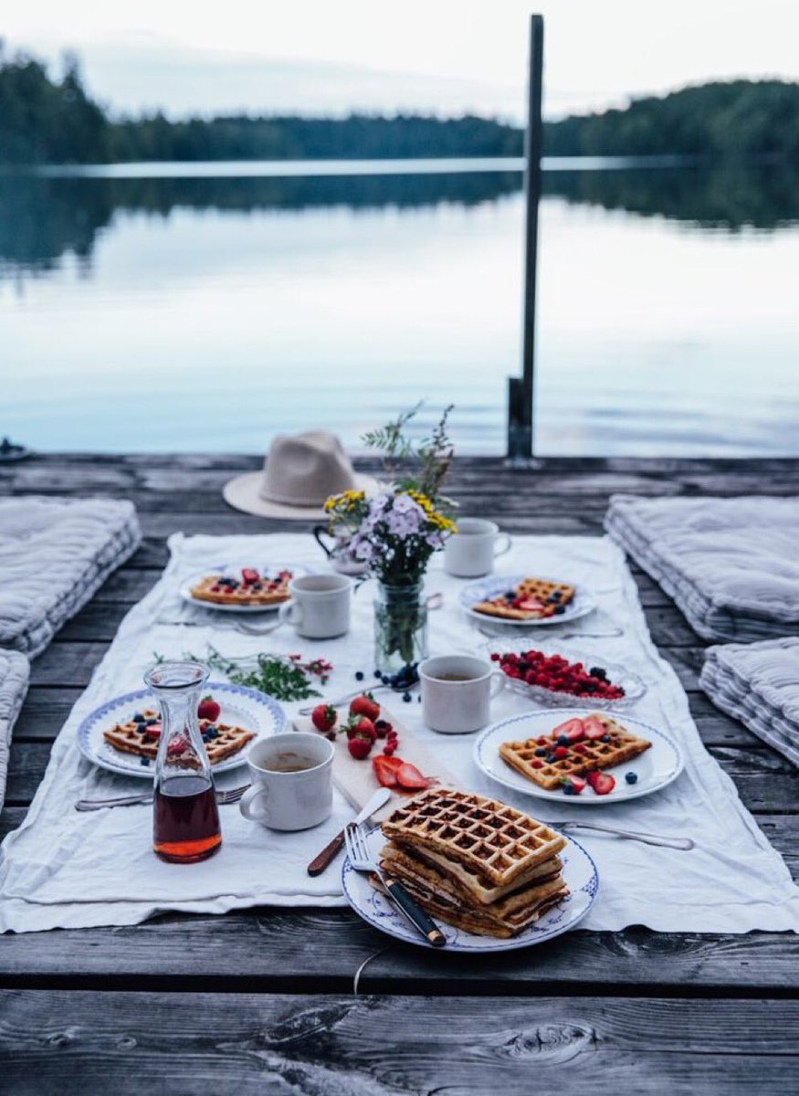 KristenMcgowann's tweet photo. Morning picnic goals 😍 https://t.co/WiDHDqFr9G