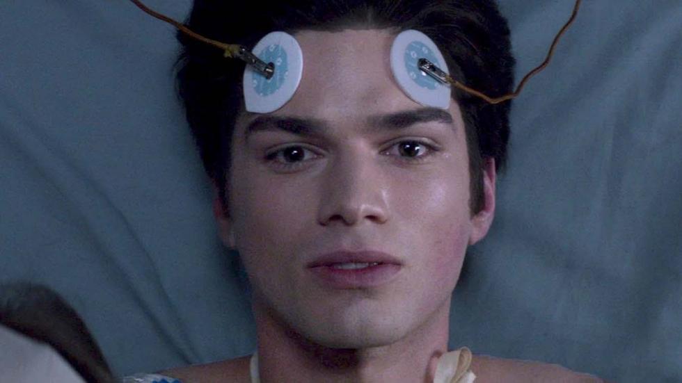 ネズミツオ パトリック 戦慄病棟 鑑賞 昏睡状態の青年が看護師に恋をする 彼の屈折した愛情表現はサイキックパワーで邪魔者を消し去ること 傑作同名映画のリメイク ゴシックムードに溢れゴア度は上昇しているが 原作に遠く及ばない寝覚めの悪さ 知