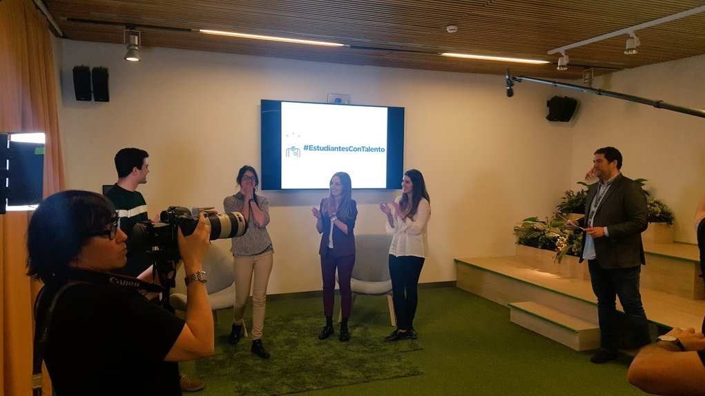 PubliUCA's tweet photo. Nuestra @Miiri_if, ganadora absoluta de @BuscamosECT! Decir que en @PubliUCA estamos orgullosos es quedarnos cortísimos. Enhorabuena, crack! https://t.co/H8I7gKQYBC