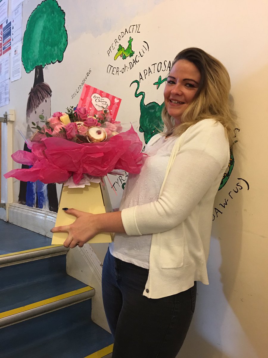 hollylaurabrown's tweet photo. Thank you @HeartHerts for the #boucake #winner #HeartBreakfast https://t.co/jM4w3VIfDs