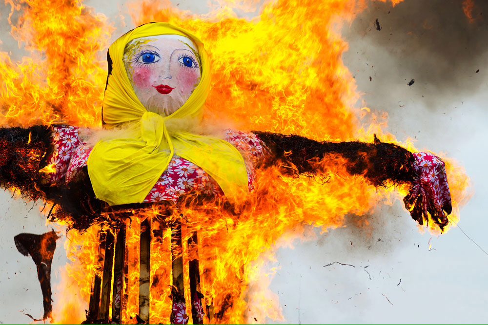 Сжигают чучело. Масленица горит. Масленица горит. Сжигание чучела. Праздник масленица сожжение чучела.