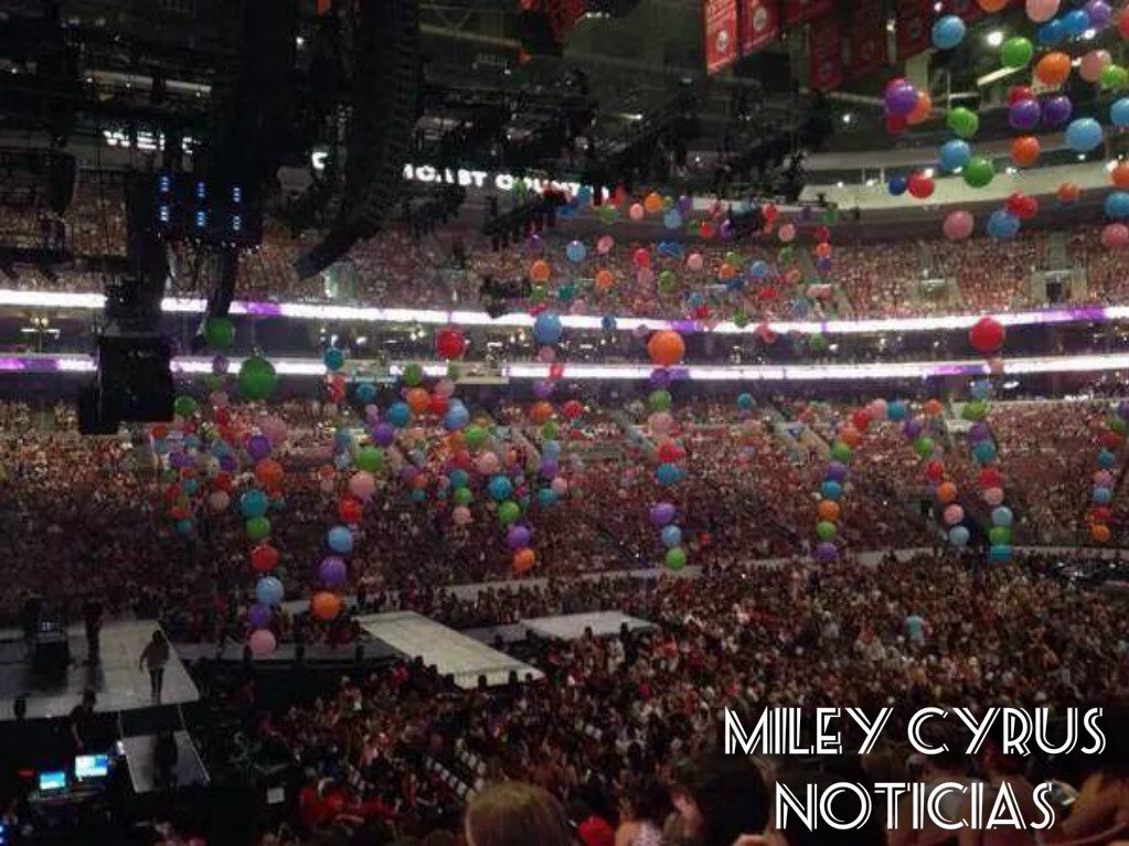 FrancoCyrus4's tweet photo. Hoy se cumple el aniversario N°4 del Bangerz tour la mejor era para Miley <3 https://t.co/Z2ZtJtAZnr