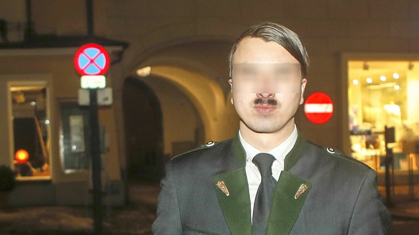 WAZ_Redaktion's tweet photo. Hitler-Double: Polizei nimmt Doppelgänger „Harald Hitler“ in Braunau fest https://t.co/ZXWJsQEHu7 (bot) https://t.co/hLusgX9hEV