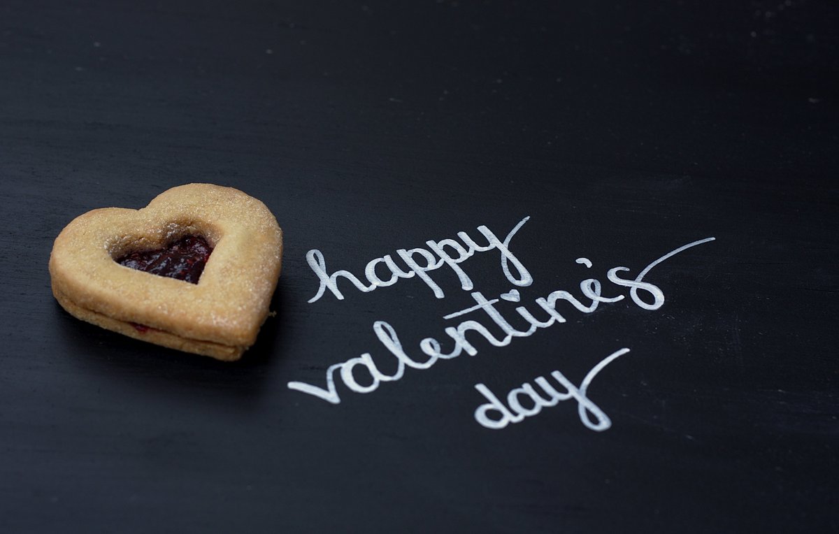 iggysbakery's tweet photo. We've got linzer hearts at the store to help you celebrate today! #ValentinesDay #LinzerLove https://t.co/GFWAzGcZ9Y