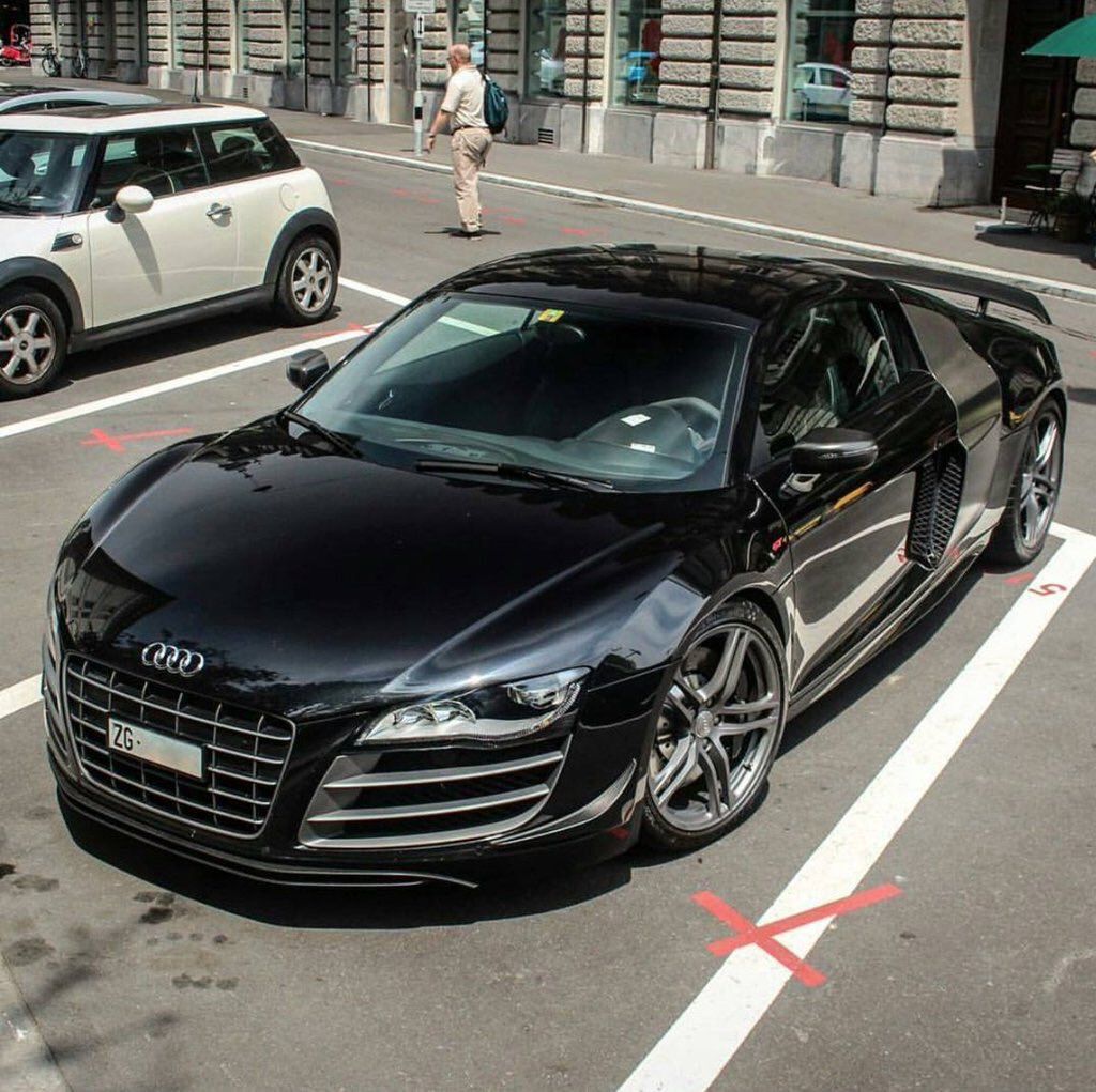 TweetLikeACar's tweet photo. black R8  https://t.co/M4EMxoIW3d