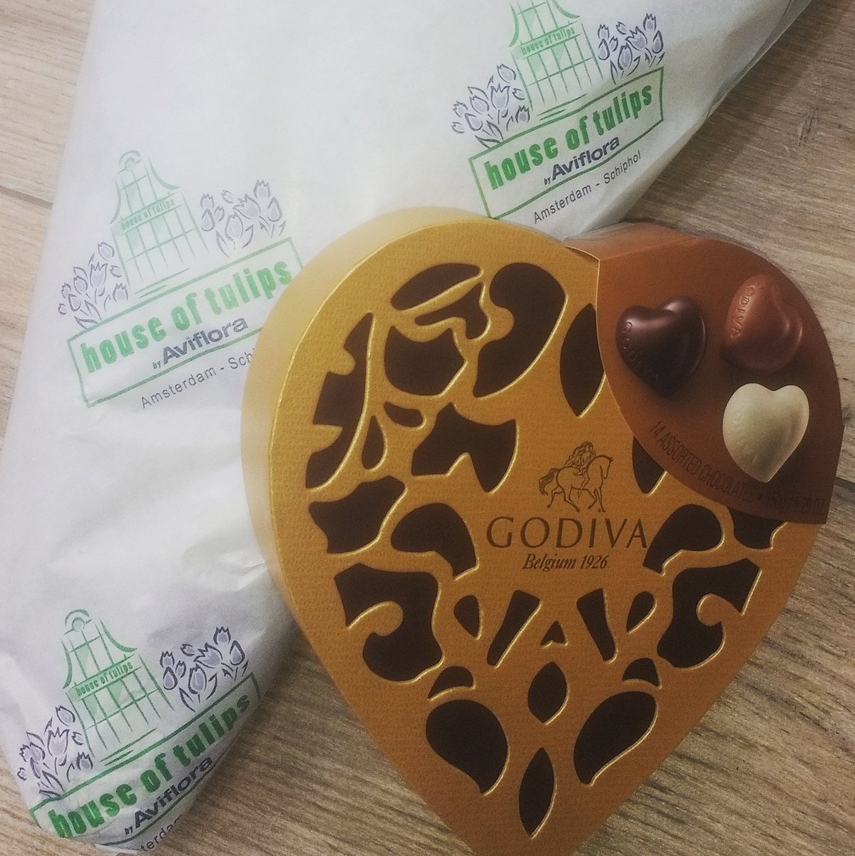 PhilipMorrison_'s tweet photo. Thanks @GODIVA  #seeflybuy #houseoftulips! Bacon saved on route home from @Schiphol #valentines https://t.co/1JYMa58Dbm