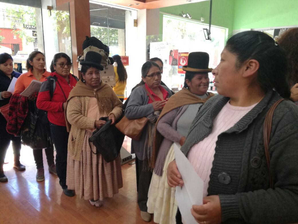 AlcaldiaLPZ's tweet photo. #Ahora Alcaldía y CBN capacitan a más de 1000 vivanderas en #VentaResponsable en el marco del #Carnaval2017. https://t.co/ubzrmVW51C