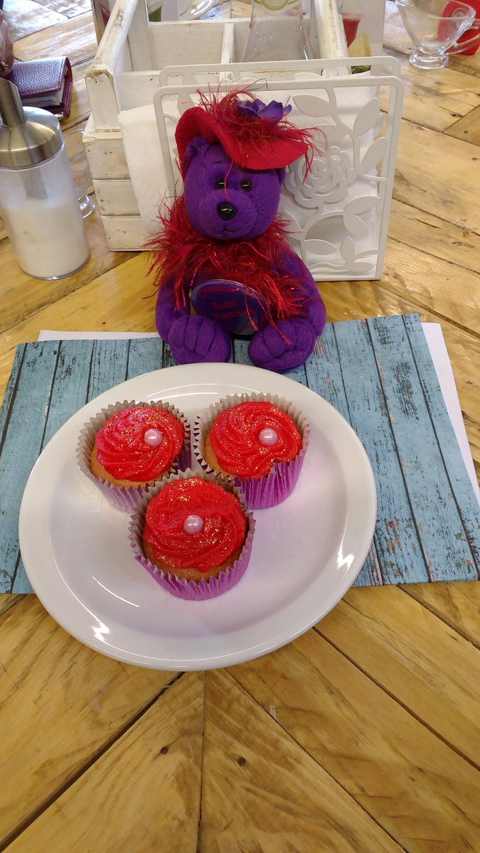 CroydonRubies's tweet photo. A beautiful morning & an excellent lunch! @parklifecroydon π
AND sparkly cakes as well! β
AND a lovely new #RedHatLady!
#CroydonRedHatters https://t.co/0d8054tQ17