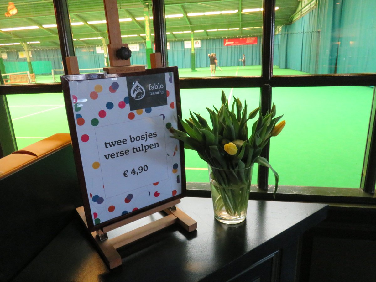 fablotennishal's tweet photo. Er is altijd een goede reden voor een bos tulpen! Even wachten nog, dan zijn ze 'Strong Gold'. #Valentijnsdag #weekactie #35jaarFablo https://t.co/ddybwFrycX