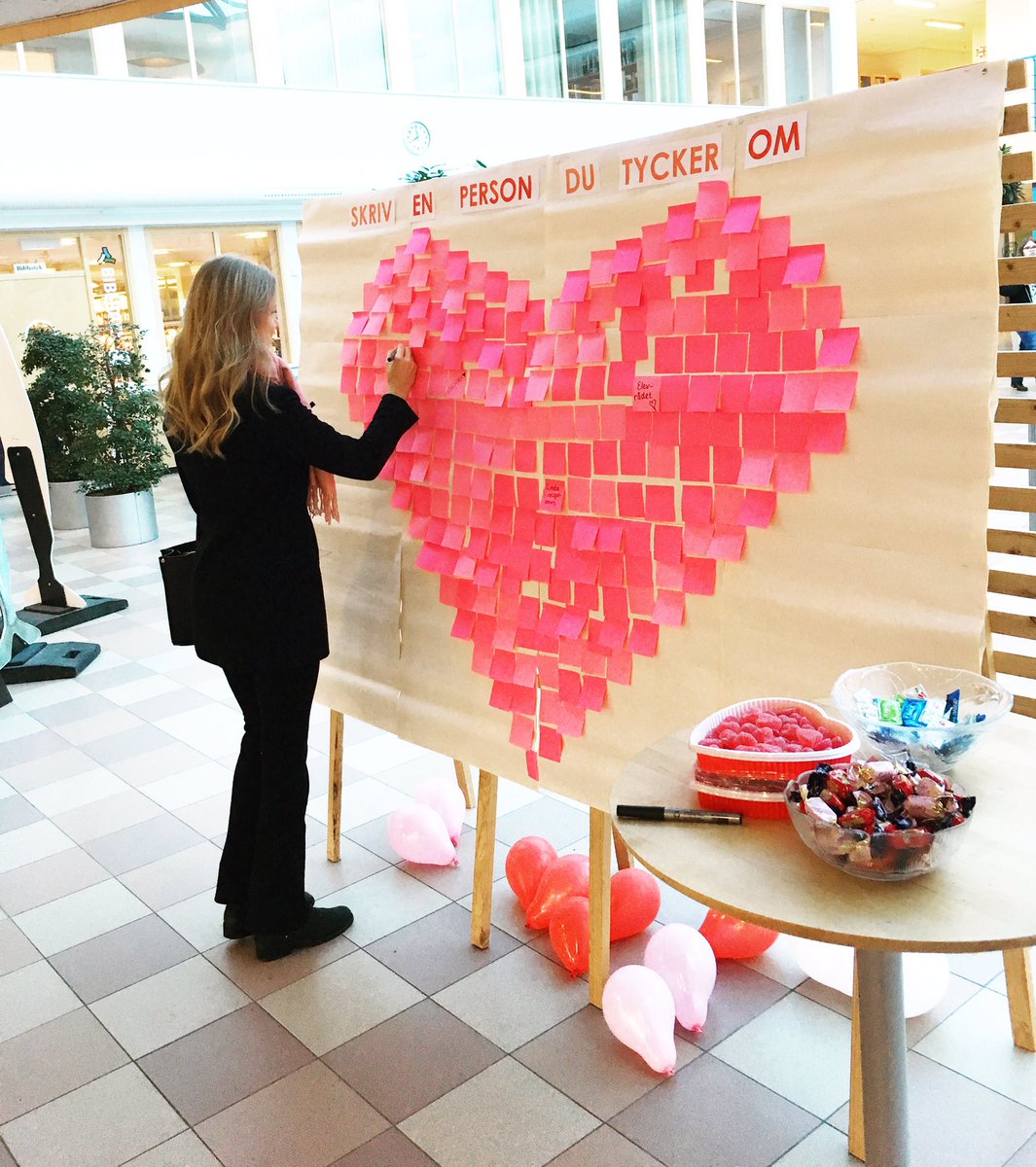 elevradknuthahn's tweet photo. Wow! Kärleken flödar på Knut Hahn.💘❤️💕 Stort tack till alla er som ville fira alla hjärtans dag med oss i elevrådet! https://t.co/GvtxALcDZb