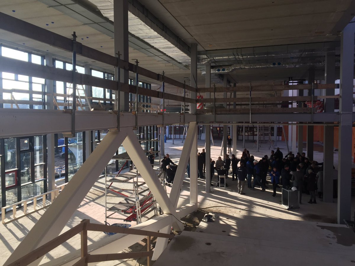 BienseDijkstra's tweet photo. Hoogste punt viering @Stenden Leeuwarden. Rechter foto is onderkant collegezaal voor 500 studenten !!! https://t.co/1Rq03TGbol